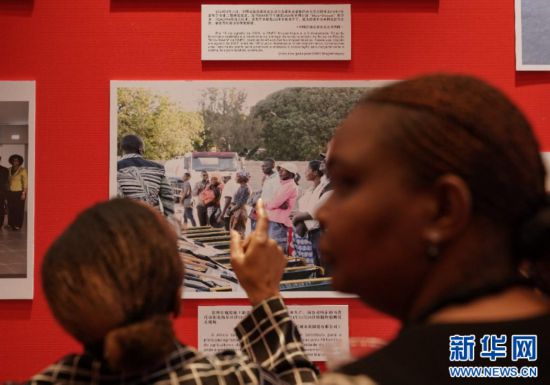 近日,在莫桑比克首都马普托,嘉宾参观中莫建交50周年图片展。记者 韩旭 摄