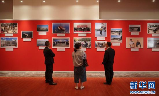 近日,在莫桑比克首都马普托,嘉宾参观中莫建交50周年图片展。记者 韩旭 摄
