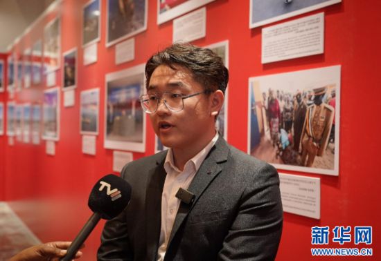 近日,在莫桑比克首都马普托中莫建交50周年图片展上,济南域潇集团马普托总经办电力部部长张董接受当地媒体采访。记者 韩旭 摄