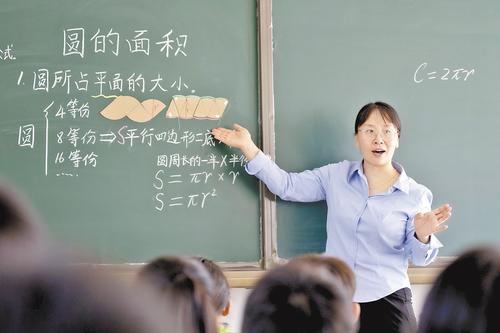 9月10日,王月霞正在给学生们上数学课。本报记者 田明摄