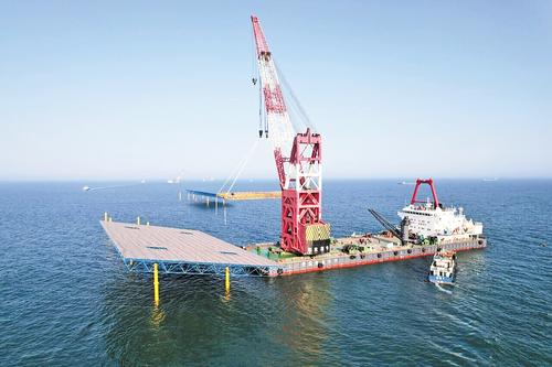 6月11日,在河北华电昌黎500兆瓦海上光伏试点项目现场,吊装船刚刚完成一次吊装工作。 华电秦皇岛新能源有限公司供图