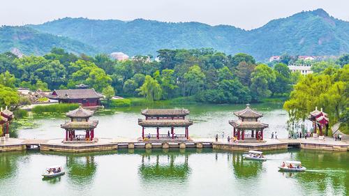 金秋时节,承德避暑山庄以优美风景吸引游客游览。本报记者 田明摄