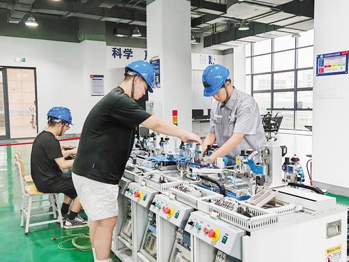 近日,石家庄铁路职业技术学院轨道交通系机电一体化专业学生结合数字孪生技术进行离散行业生产线设备拆装和功能调试。 本报记者 陈 华摄