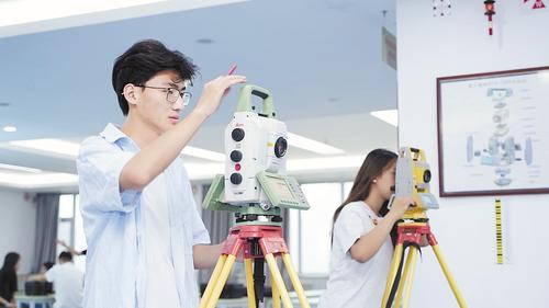 近日,石家庄铁路职业技术学院学生在实训室备赛。本报记者 陈 华摄