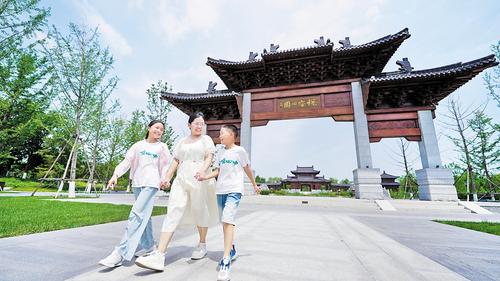 9月9日,游客在雄安新区悦容公园游玩。 本报见习记者李畅摄