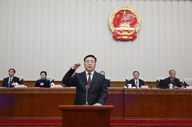 10月13日,新任命的自治区人民政府副主席、代理主席包钢向宪法宣誓。草原云·内蒙古新闻网记者 韩卿立 摄