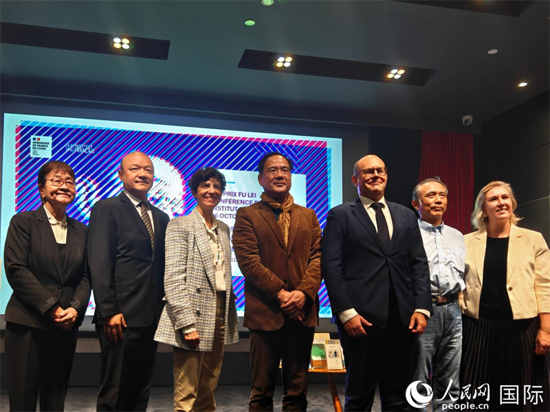 10月16日,第十七届傅雷翻译出版奖新闻发布会出席嘉宾合影。人民网 李慧妍摄