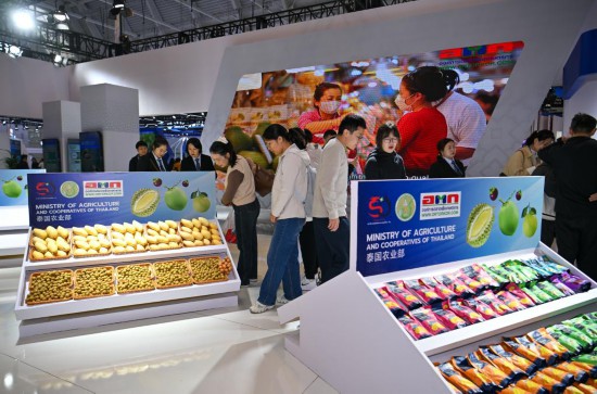 10月17日,观众在展会主宾国泰国展台参观。新华社记者 孙凡越 摄